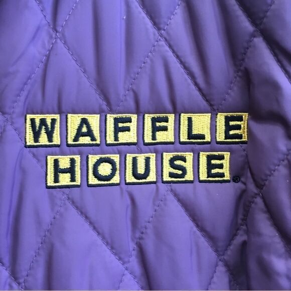 “WAFFLE‎ HOUSE” EMBROIDERED FREE COUNTRY QUILTED VEST WITH FLEECE LINING - Picture 2 of 7